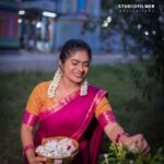Priyankha Masthani Instagram - நாணத்திற்கு விடுதலை கொடுத்தேன் வளையல்களும் தலைக் கவிழ்ந்தது🤍 Pc:- @studiofilmer Outfit:- @the_apparelstores Makeover:- @rashi__makeupartist Bangles:- @sdk_bangles Salem, Tamilnadu