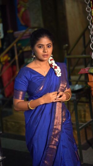 Priyankha Masthani Instagram - ஒன்னு சேர நேந்துக்கிட்டேன் சாமிக்கிட்ட🤍

Saree:- @kaithari_nesavu_sarees 
Vc:- @ajay_clickers___photography_

#kothanikannala #bluesaree #saree #templeshoot #temple #priyankhamasthani #priyankha #villagegirl #salemponnu #masthani #priyanka #mastani #lovesongs
