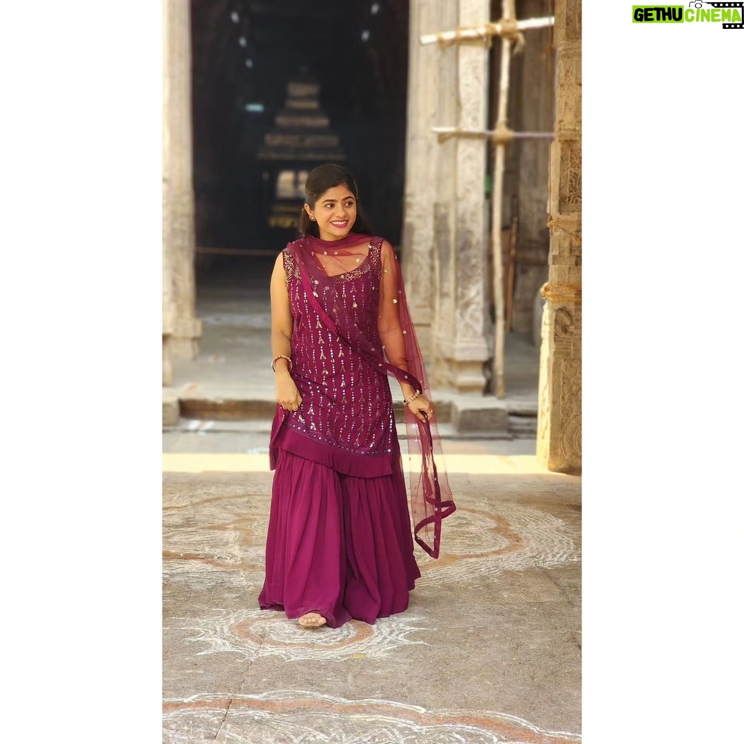 Priyankha Masthani Instagram - விட்டு கொடுத்து வாழ்வது மட்டுமல்ல காதல் கடைசி வரைக்கும் விட்டு விடாமல் வாழ்வதும் தான் காதல்..❣️ Srirangam Temple Tiruchirapalli,