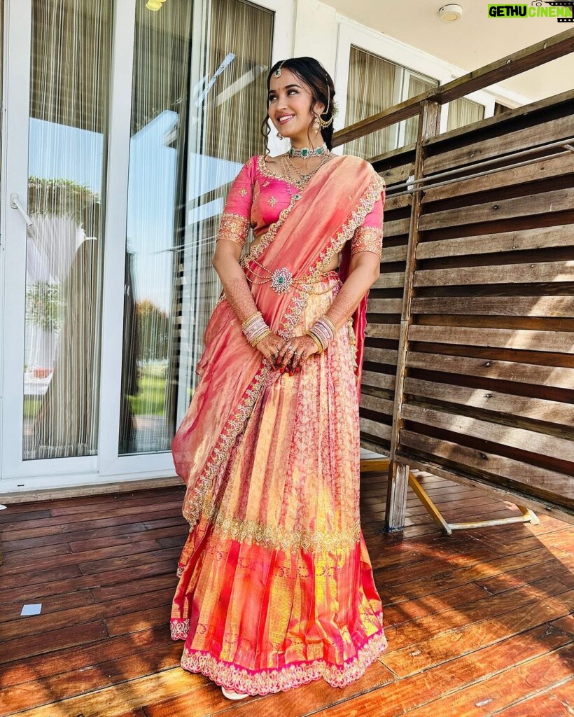 Pujita Ponnada Instagram - Destination weddings are so much fun❤️ Outfit customised by @bhargavi.amirineni Jewellery customised by @tyaanijewellery MUA @ppmakeoverartistry_official #pujitaponnada #photoshoot Allepeye Backwaters, Kerala