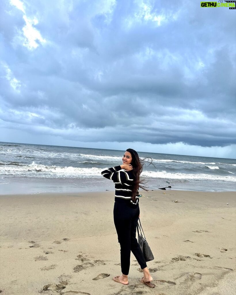 Pujita Ponnada Instagram - Snuck out to the beach for a few mins between shots to enjoy the weather, it was totally worth it! 😌🌊 📸 @chnani_999 #pujitaponnada #rainyday #beach #shootdiaries Muttukadu