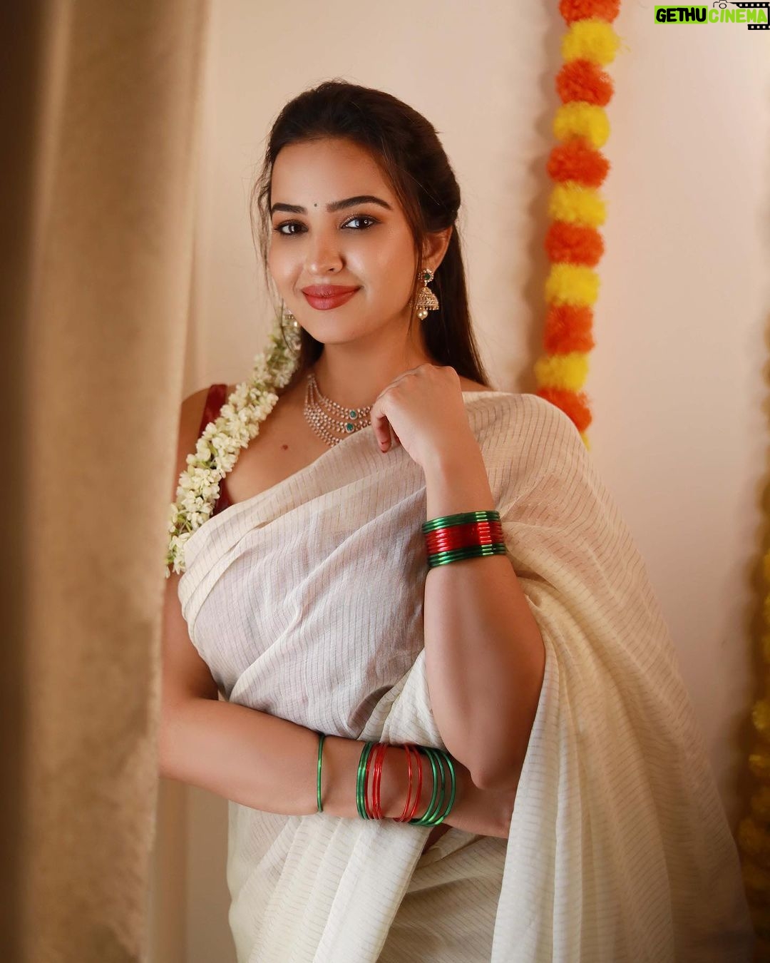 Pujita Ponnada - 43.1K Likes - Wish you all a very happy Diwali 🪔💥
📸 @thescienceofphoto
#pujitaponnada #happydiwali
