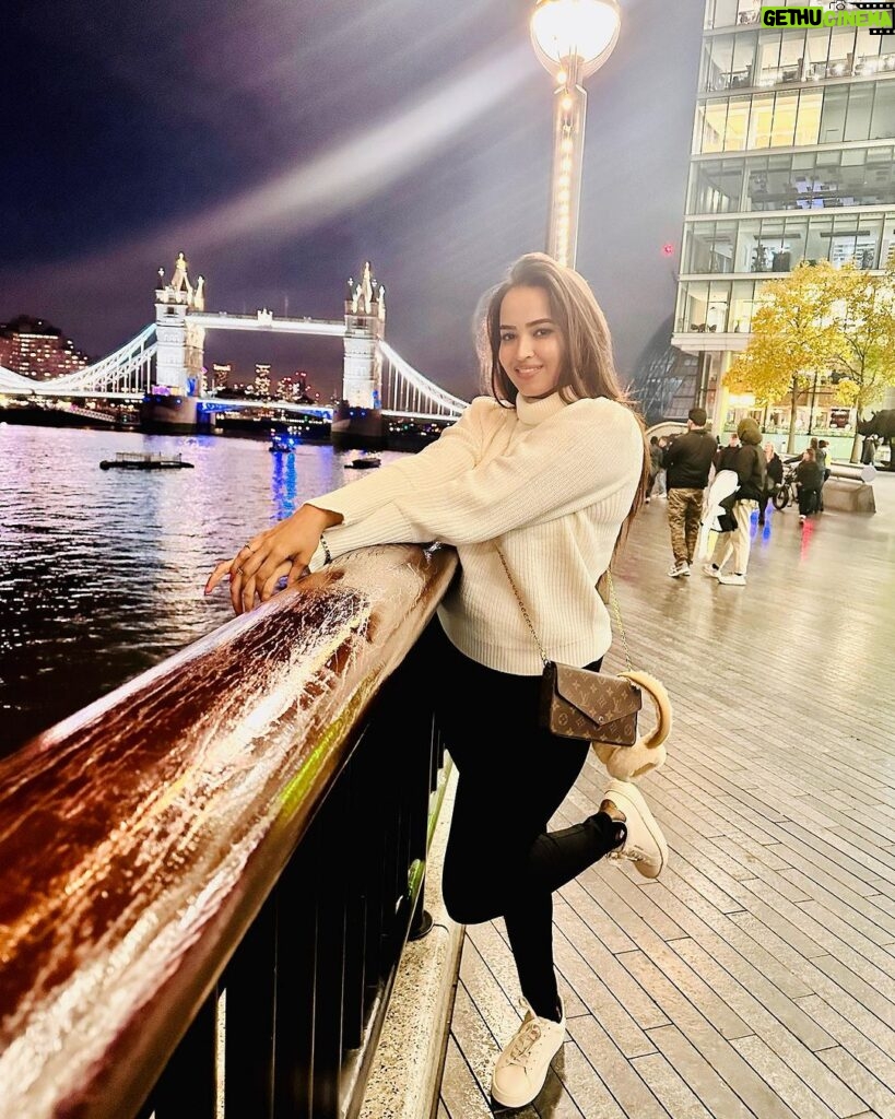 Pujita Ponnada Instagram - I hope you’re all having a good weekend🫶🏻 #pujitaponnada #london #ukdiaries #travel Tower Bridge, London