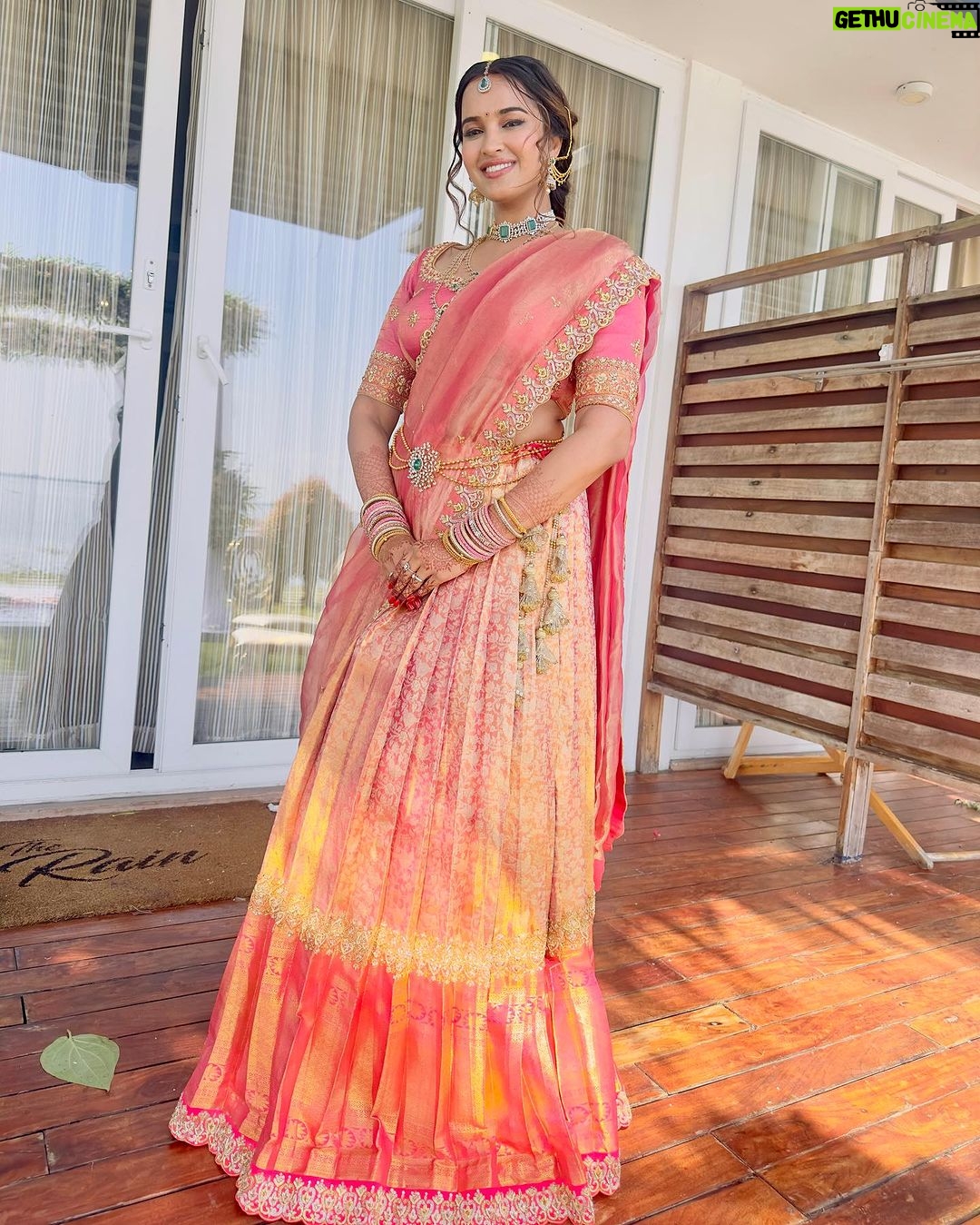 Pujita Ponnada Instagram - Destination weddings are so much fun❤️ Outfit customised by @bhargavi.amirineni Jewellery customised by @tyaanijewellery MUA @ppmakeoverartistry_official #pujitaponnada #photoshoot Allepeye Backwaters, Kerala