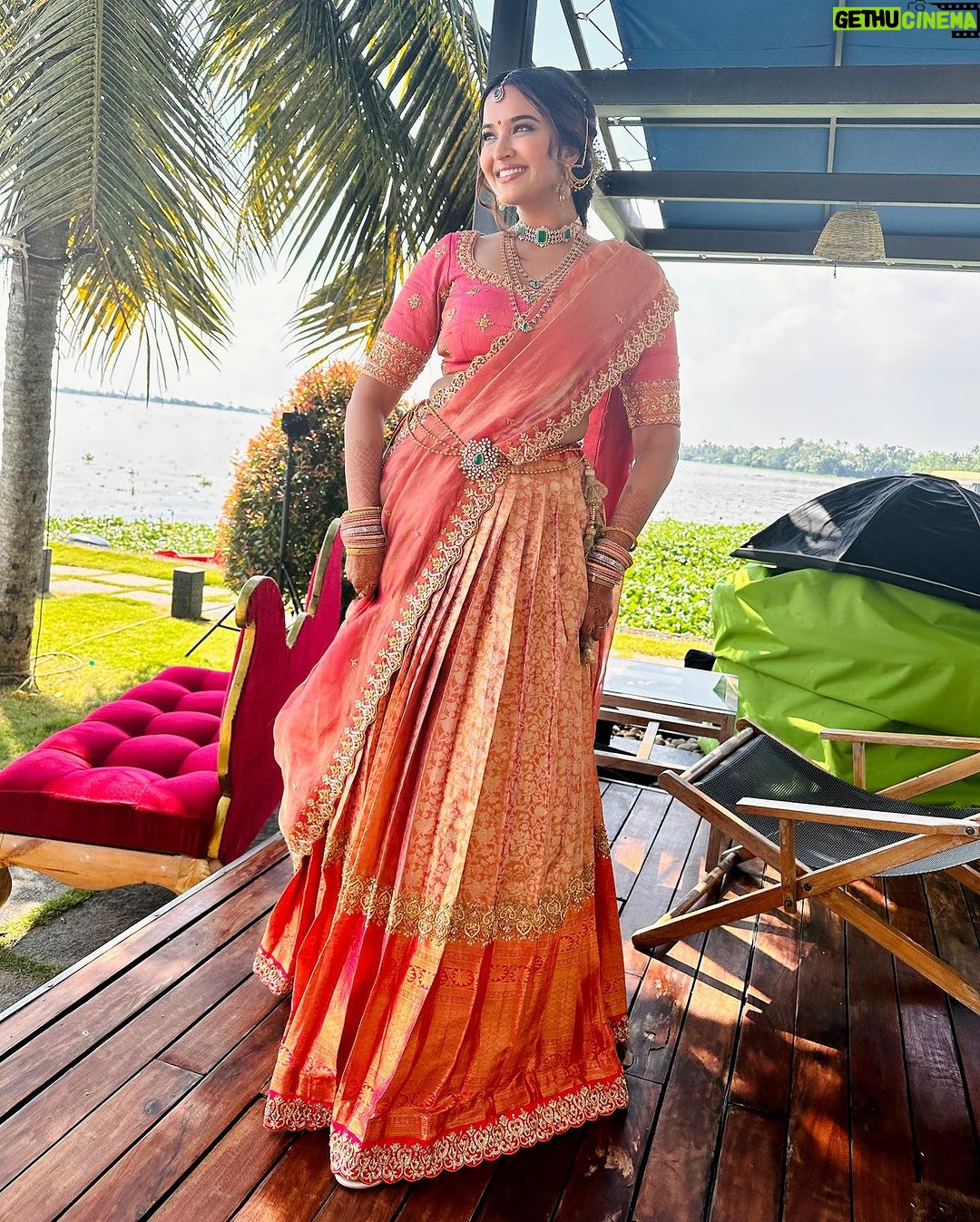 Pujita Ponnada Instagram - Destination weddings are so much fun❤️ Outfit customised by @bhargavi.amirineni Jewellery customised by @tyaanijewellery MUA @ppmakeoverartistry_official #pujitaponnada #photoshoot Allepeye Backwaters, Kerala