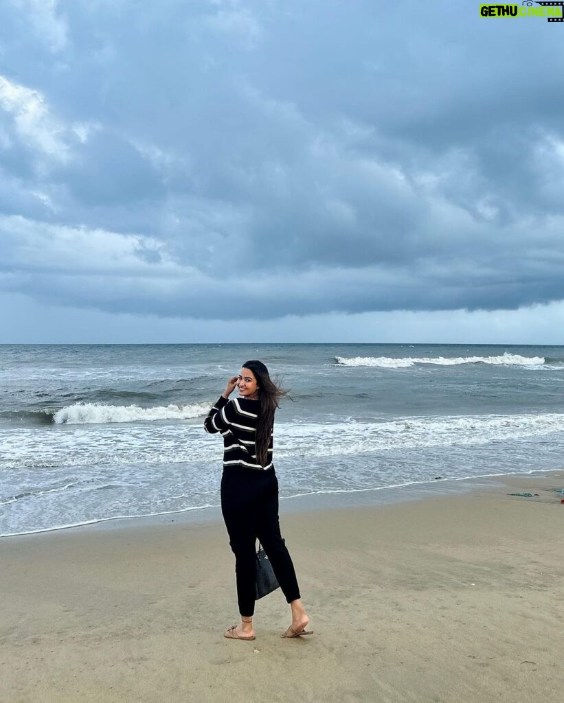 Pujita Ponnada Instagram - Snuck out to the beach for a few mins between shots to enjoy the weather, it was totally worth it! 😌🌊 📸 @chnani_999 #pujitaponnada #rainyday #beach #shootdiaries Muttukadu