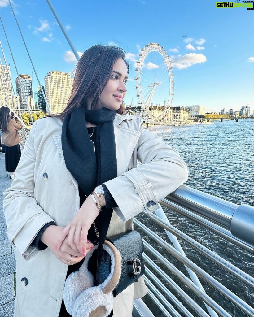 Pujita Ponnada Instagram - Weekends exploring places >>>> #pujitaponnada #ukdiaries #london #travel Golden Jubilee Bridge, London