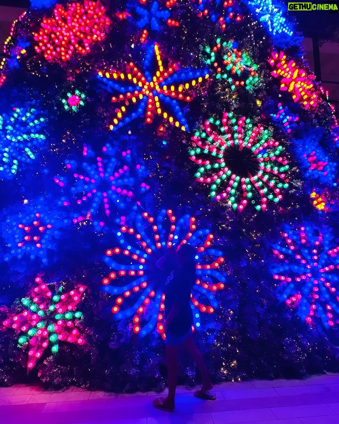 Pupul Bhuyan Instagram - Merry Christmas 🎄❄️ . . . . . #emsphere #thailand🇹🇭 #bangkok #travelblogger #traveller #globetrotter #pupulbhuyan #influencer Emsphere พร้อมพงษ์