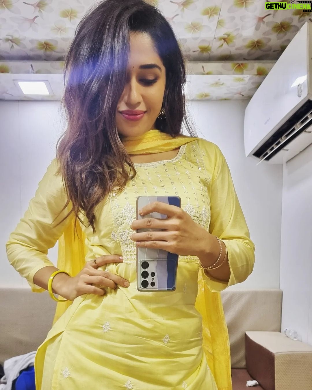 Purneima Day Instagram - Saying helloww with yellow ! 💛 . P.s. Don't judge my phone holding skills (?)🥲 . #purniemaadey Nashik