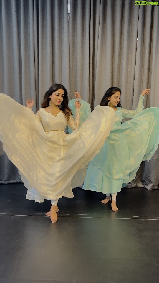 Purneima Day Instagram - Sawan barasne laga.. 'fools' bhi khilne lage.. Aaoge kab tum sajana ? π₯²π€ . Choreographed by @bhakti_sj π€ @flawless_sstudio #aaogejabtum #kareenakapoor #shahidkapoor #purniemaadey #dancereels #dancevideo