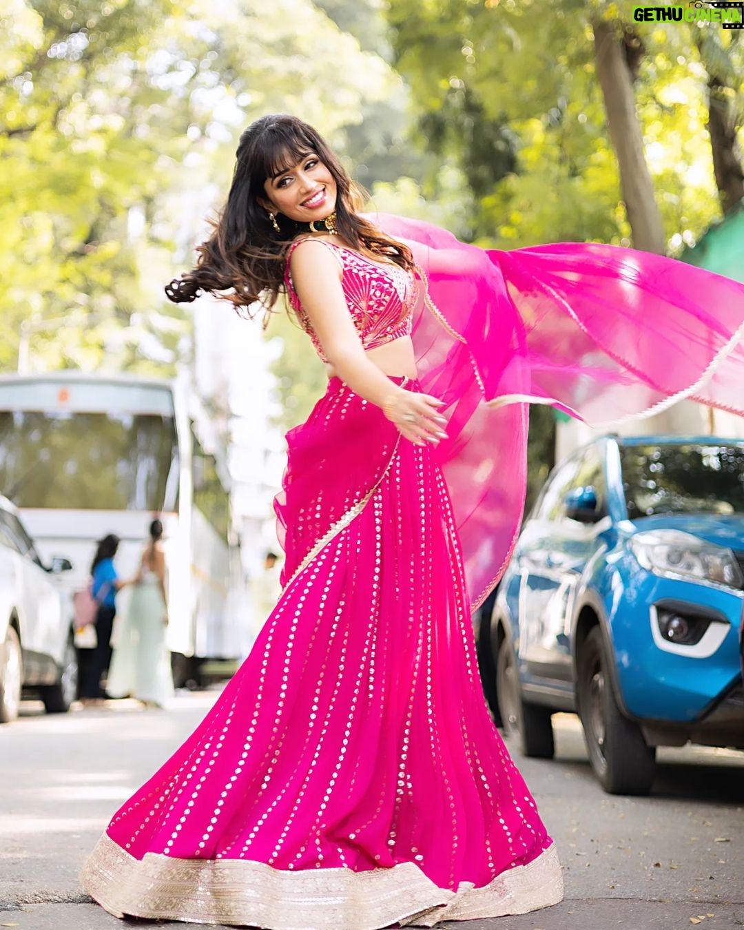 Purneima Day Instagram - It was worth spending 2 hours to get dolled up for 'Dhinchak Diwali 2023' @star_pravah 💓 . Beautiful Lehenga by @aakriti_by_nandita Makeup : @thearchanamakeovers Hair : @reetika_makeovers Jewellery @akshat_jewellery Captured by @aartilokhandeofficial Kalidas Auditorium