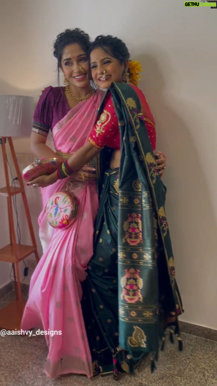 Purneima Day - 2.3K Likes - Offscreen chemistry between (Gunja) @sharvari_jog and (Mrunmayee) @purniemaadey_official. Behind the scene from star pravah ganeshotsav photoshoot❤
Sarees and blouses by - @aaishvy_designs
Jwellery by - @amairajewellery_official
Sharvari's MUA - @official_shrutishikhare
Purnima's MUA -@blushandbeauties_20
*DM to order*
#starpravah #ganeshotsav #sarees #makeup