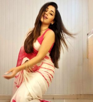 Purneima Day Instagram - Flipping my hair like nobody's business 🫰
.
Being Mrunmayi ❤️
.
#purniemaadey #StarPravah #mrunmayee #mrunmayi