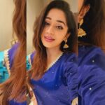 Purneima Day Instagram - Anywhere I go I always have my signature pose 😌 . Styled by @puja.patelll 🫰 . Weaeing moms antique Jewellery 🩷 #purniemaadey #kunyarajachigaturani Maharaja Palace