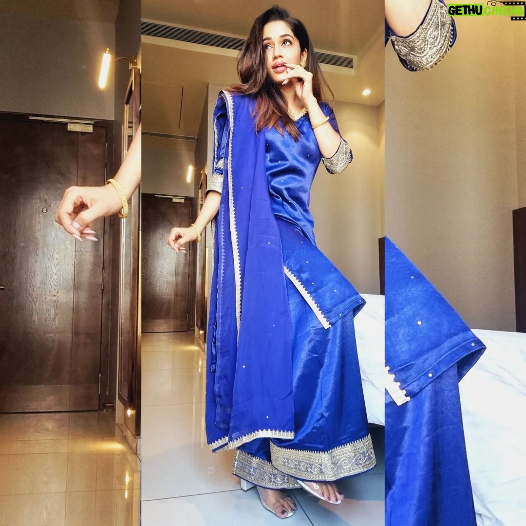 Purneima Day Instagram - Anywhere I go I always have my signature pose 😌 . Styled by @puja.patelll 🫰 . Weaeing moms antique Jewellery 🩷 #purniemaadey #kunyarajachigaturani Maharaja Palace