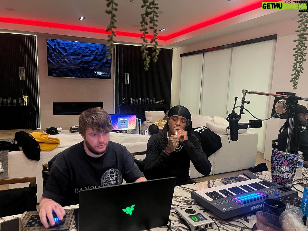 Quavo Instagram - In the kitchen cookin but ainโt cookin dinner ๐จ๐ฟโ๐ณ