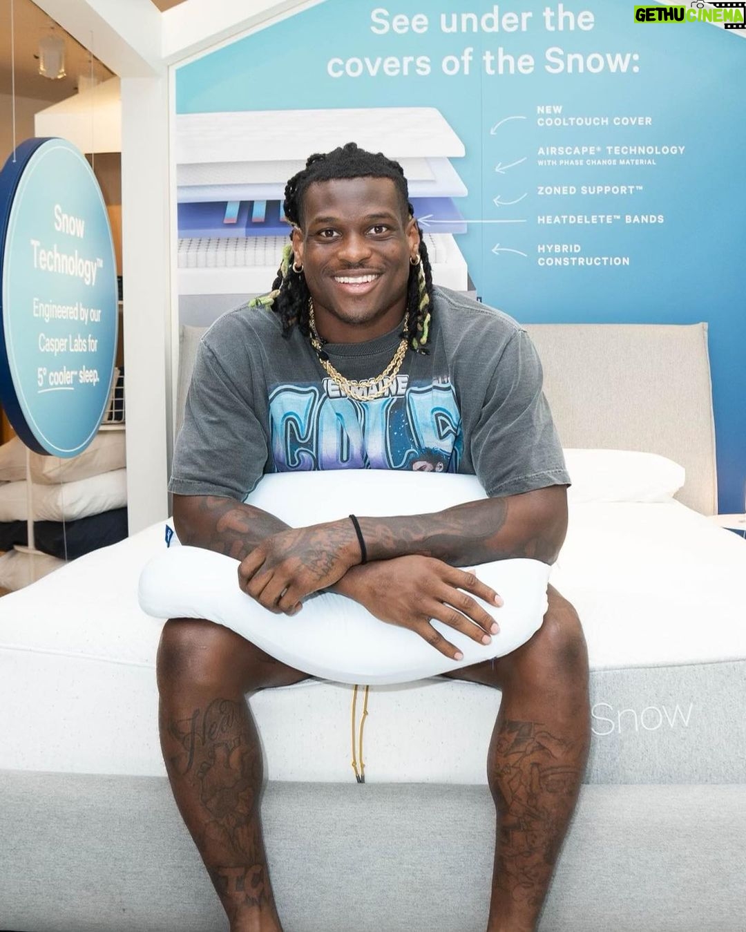 Quincy Williams Instagram - Shoutout to the team at @casper The Mall at Short Hills for helping me pick out the best products! I have been getting elite sleep these days thanks to my new Hybrid Pillows with Snow technology and Snow Mattress! #gifted #fortheloveofsleep