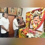 R. Sarathkumar Instagram - தேமுதிக நிறுவனரும், அன்பு நண்பருமான புரட்சிக்கலைஞர் கேப்டன் அவர்களின் மறைவின் போது, தவிர்க்கமுடியாத சூழலில் வெளிநாட்டில் இருந்து சென்னை திரும்ப இயலாத காரணத்தினால் இறுதி ஊர்வலத்தில் பங்கேற்க இயலாததை எண்ணி வேதனையில் இருந்த நான், இன்று சென்னை திரும்பியதும் கேப்டன் அவர்களின் பூத உடல் நல்லடக்கம் செய்யப்பட்ட கோயம்பேட்டில் அமைந்துள்ள தேமுதிக தலைமை அலுவலகத்திற்கு அகில இந்திய சமத்துவ மக்கள் கட்சியின் மாநில நிர்வாகிகள் மற்றும் தொண்டர்களுடன் சென்று மலர்தூவி மரியாதை செலுத்தினேன். சாலிகிராமத்தில் அமைந்துள்ள சகோதரர் புரட்சிக்கலைஞர் கேப்டன் அவர்களின் இல்லத்திற்கு சென்று குடும்பத்தாரை நேரில் சந்தித்து எனது இதயப்பூர்வமான ஆறுதலை எனது குடும்பத்தின் சார்பாகவும், அகில இந்திய சமத்துவ மக்கள் கட்சியின் சார்பாகவும் தெரிவித்துக் கொண்டேன். #captainvijaykanth