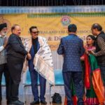 R. Sarathkumar Instagram - கடந்து சென்ற தசரா மற்றும் தீபாவளி பண்டிகையை முன்னிட்டு ஆக்லாந்தில் அமைந்துள்ள நியூசிலாந்து தெலுங்கு அசோசியேஷன் சார்பாக ஏற்பாடு செய்திருந்த கலை நிகழ்ச்சியில் சிறப்பு விருந்தினராக பங்கேற்றதில் மகிழ்ச்சி அடைந்தேன். அயல்நாடுகளில் இந்திய கலாச்சார விழாக்களை தொடர்ந்து கொண்டாடுவதன் வாயிலாக நமது பாரம்பரியத்தை தலைமுறை கடந்தும் கொண்டு செல்லும் நிர்வாகக்குழுவினருக்கு பாராட்டுகள். #NZTA_Diwali_Event_Auckland_2023