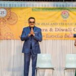 R. Sarathkumar Instagram - கடந்து சென்ற தசரா மற்றும் தீபாவளி பண்டிகையை முன்னிட்டு ஆக்லாந்தில் அமைந்துள்ள நியூசிலாந்து தெலுங்கு அசோசியேஷன் சார்பாக ஏற்பாடு செய்திருந்த கலை நிகழ்ச்சியில் சிறப்பு விருந்தினராக பங்கேற்றதில் மகிழ்ச்சி அடைந்தேன். அயல்நாடுகளில் இந்திய கலாச்சார விழாக்களை தொடர்ந்து கொண்டாடுவதன் வாயிலாக நமது பாரம்பரியத்தை தலைமுறை கடந்தும் கொண்டு செல்லும் நிர்வாகக்குழுவினருக்கு பாராட்டுகள். #NZTA_Diwali_Event_Auckland_2023