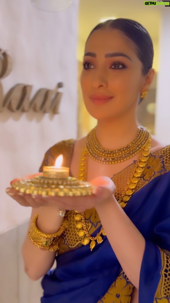Raai Laxmi Instagram - Let the light of love enlighten the whole world 💫❤️🧿 #festive #festivevibes #lightalamp #positivity #happypadwa ❤️