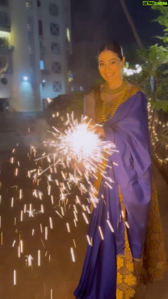 Raai Laxmi Instagram - May u have a cracker of a Diwali 💥💥 Love & blessings 🧿💫🪔 #happydiwali 💫