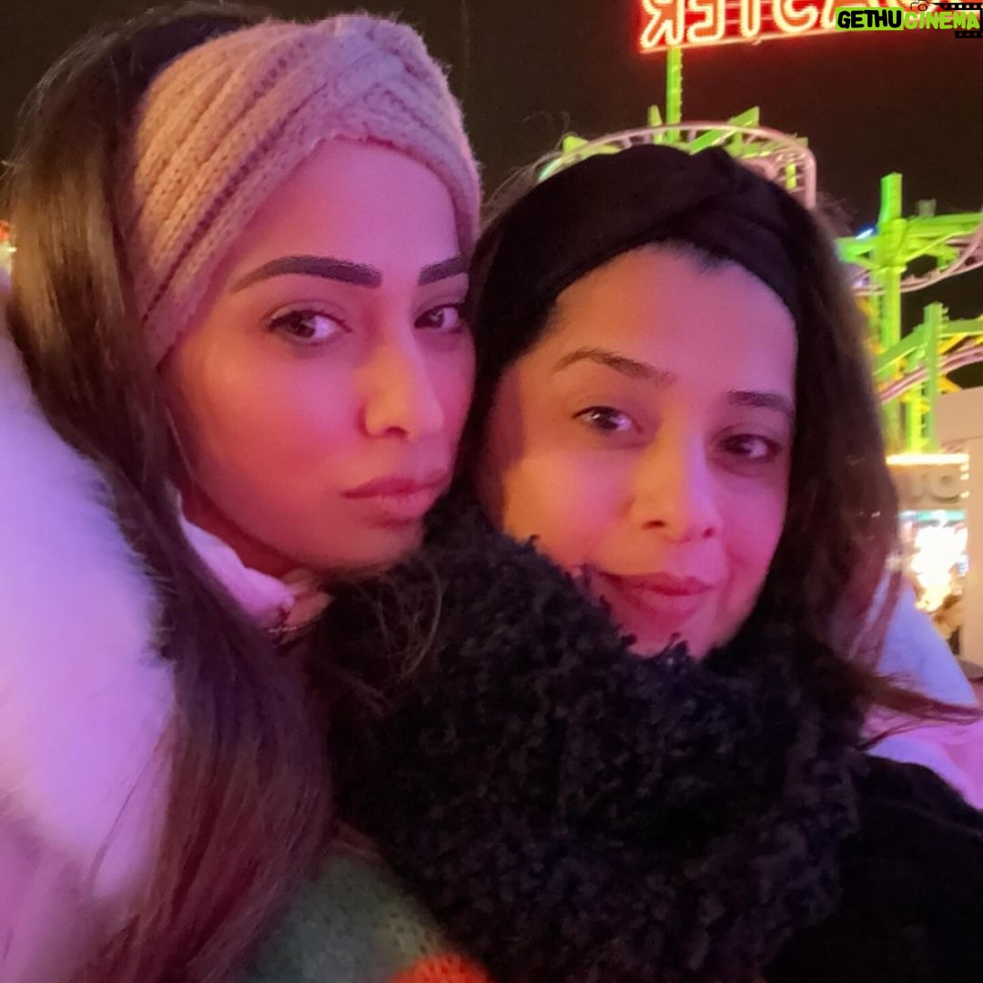 Raai Laxmi Instagram - This was a holly jolly year ❤️🧿 #2023 #WinterWonderland 🤩 #blessed #gratitude #thankful #winterwonderland #london #rides #welcoming2024 #christmasvibes #MuchLove❤️🎄❤️🎁🎅⭐️🧿 Winter-Wonderland