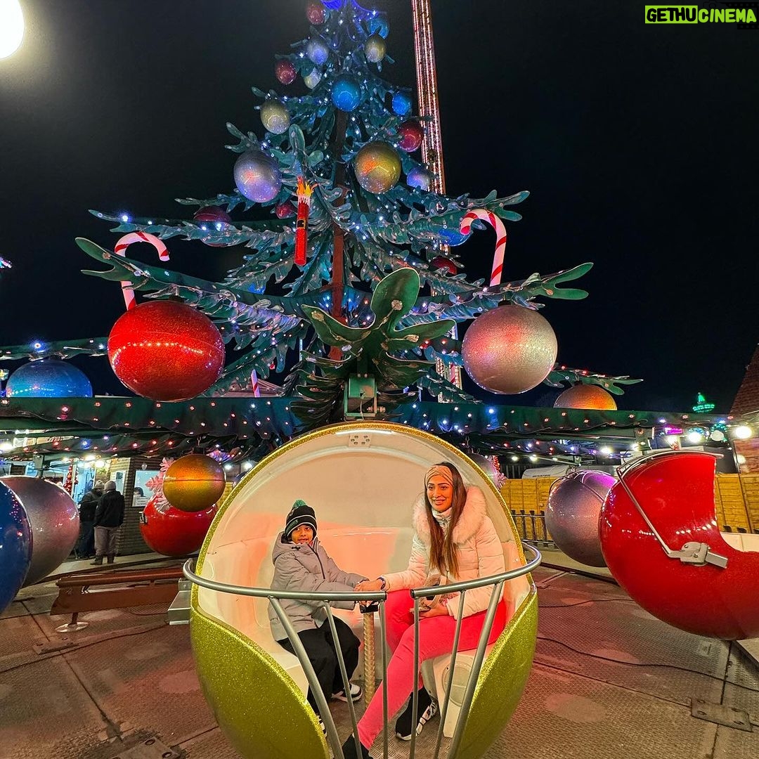 Raai Laxmi Instagram - This was a holly jolly year ❤️🧿 #2023 #WinterWonderland 🤩 #blessed #gratitude #thankful #winterwonderland #london #rides #welcoming2024 #christmasvibes #MuchLove❤️🎄❤️🎁🎅⭐️🧿 Winter-Wonderland