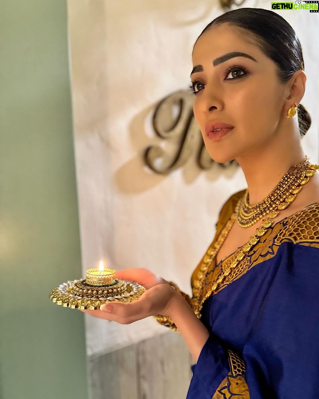 Raai Laxmi Instagram - Happy Diwali Lovely people 🪔💥 Let the light of clarity,joy and aliveness shine bright in your life 💫❤️love and light 🪔God Bless u all 🫶❤️🪔🧿
