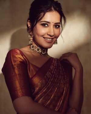 Raashi Khanna Instagram - In a world of trends, my heart belongs to sarees ♥️
#timeless

Makeup @makeupbyshefali.s 
Hair @zoequiny.hair 
Jewelery @tritiyaa.jewellery
📸 @ishan.n.giri