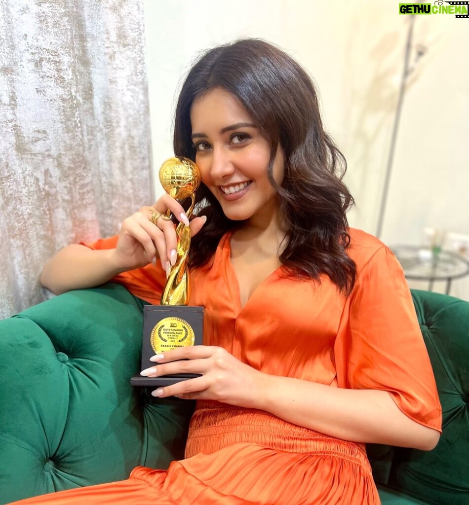 Raashi Khanna Instagram - Thankyou @yiff_net for honouring me with the award for “Outstanding performance in a series” for Farzi. 🧡🧡 #yellowstoneinternationalfilmfestival