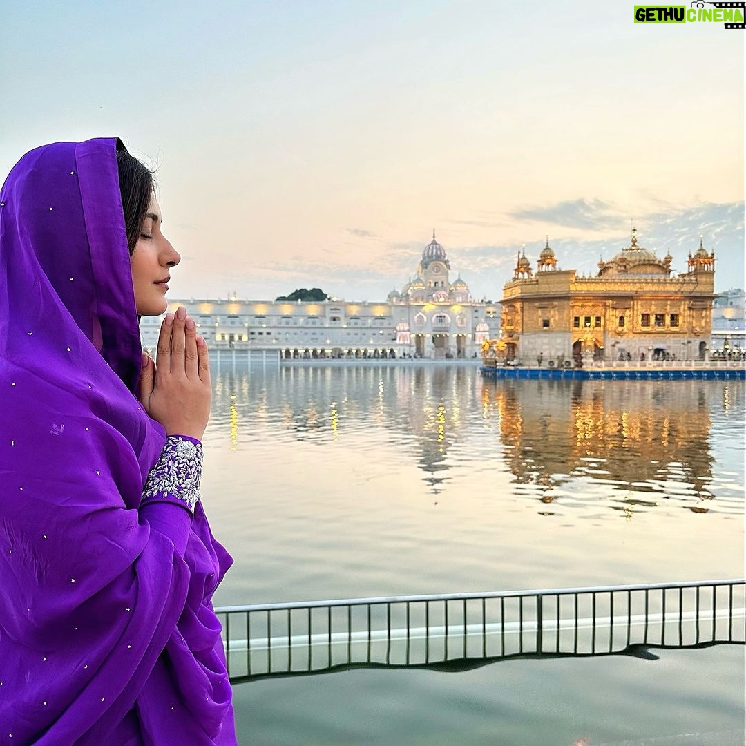 Raashi Khanna Instagram - ਹੁਕਮੁ ਰਜਾਈ ਚਲਣਾ, ਨਾਨਕ ਲਿਖਿਆ ਨਾਲਿ॥.. 😇🙏🏻