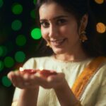 Raashi Khanna Instagram - आपको और आपके परिवार को दिवाली की बहुत-बहुत शुभकामनाएं 💫🪔