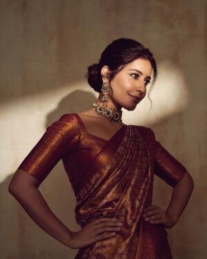 Raashi Khanna Instagram - In a world of trends, my heart belongs to sarees ♥️
#timeless

Makeup @makeupbyshefali.s 
Hair @zoequiny.hair 
Jewelery @tritiyaa.jewellery
📸 @ishan.n.giri