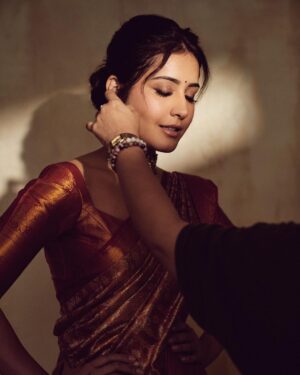Raashi Khanna Instagram - In a world of trends, my heart belongs to sarees ♥️
#timeless

Makeup @makeupbyshefali.s 
Hair @zoequiny.hair 
Jewelery @tritiyaa.jewellery
📸 @ishan.n.giri