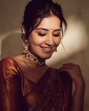 Raashi Khanna Instagram - In a world of trends, my heart belongs to sarees ♥️
#timeless

Makeup @makeupbyshefali.s 
Hair @zoequiny.hair 
Jewelery @tritiyaa.jewellery
📸 @ishan.n.giri