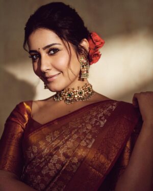 Raashi Khanna Instagram - In a world of trends, my heart belongs to sarees ♥️
#timeless

Makeup @makeupbyshefali.s 
Hair @zoequiny.hair 
Jewelery @tritiyaa.jewellery
📸 @ishan.n.giri