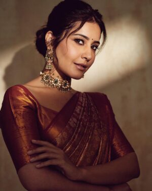 Raashi Khanna Instagram - In a world of trends, my heart belongs to sarees ♥️
#timeless

Makeup @makeupbyshefali.s 
Hair @zoequiny.hair 
Jewelery @tritiyaa.jewellery
📸 @ishan.n.giri
