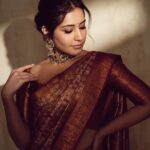 Raashi Khanna Instagram – In a world of trends, my heart belongs to sarees ♥️
#timeless

Makeup @makeupbyshefali.s 
Hair @zoequiny.hair 
Jewelery @tritiyaa.jewellery
📸 @ishan.n.giri