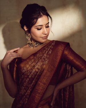Raashi Khanna Instagram - In a world of trends, my heart belongs to sarees ♥️
#timeless

Makeup @makeupbyshefali.s 
Hair @zoequiny.hair 
Jewelery @tritiyaa.jewellery
📸 @ishan.n.giri