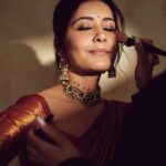 Raashi Khanna Instagram – In a world of trends, my heart belongs to sarees ♥️
#timeless

Makeup @makeupbyshefali.s 
Hair @zoequiny.hair 
Jewelery @tritiyaa.jewellery
📸 @ishan.n.giri
