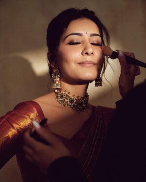 Raashi Khanna Instagram - In a world of trends, my heart belongs to sarees ♥️
#timeless

Makeup @makeupbyshefali.s 
Hair @zoequiny.hair 
Jewelery @tritiyaa.jewellery
📸 @ishan.n.giri