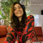 Raashi Khanna Instagram - Just my favourite season & some of my favourite people..! 🎄🥂