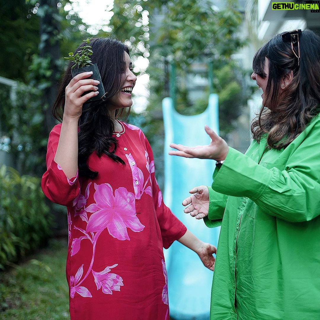 Raashi Khanna Instagram - I grow plants for various reasons: to please my eye, to please my soul, to take a little responsibility, but mostly for the joy that it brings me. Just another birthday; carrying this wonderful tradition forward.. π±π