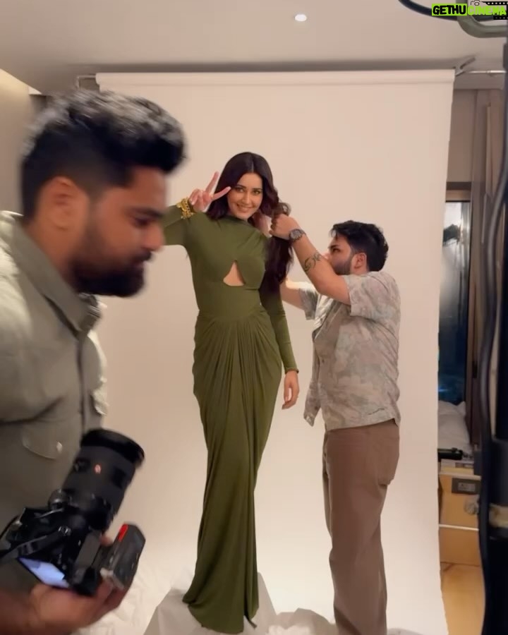 Raashi Khanna Instagram - The week that has been.. wonderful.! ♥️ 1. On set! 2. These little things, they aren’t little! 🥹 3. The no makeup, no filter, early morning flight face.! 4. My love for punjabi music! ♥️ 5. Shot for something really really special! Coming soon..! 6. My Maggie partner!