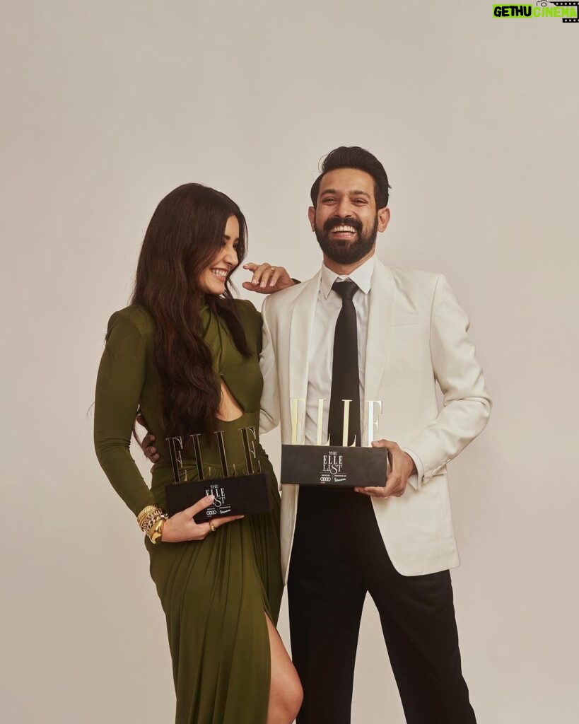 Raashi Khanna Instagram - Thankyou @elleindia for honouring me with the “Rising star of the year” award.! Here with the “Dynamic performer of the year..!” @vikrantmassey