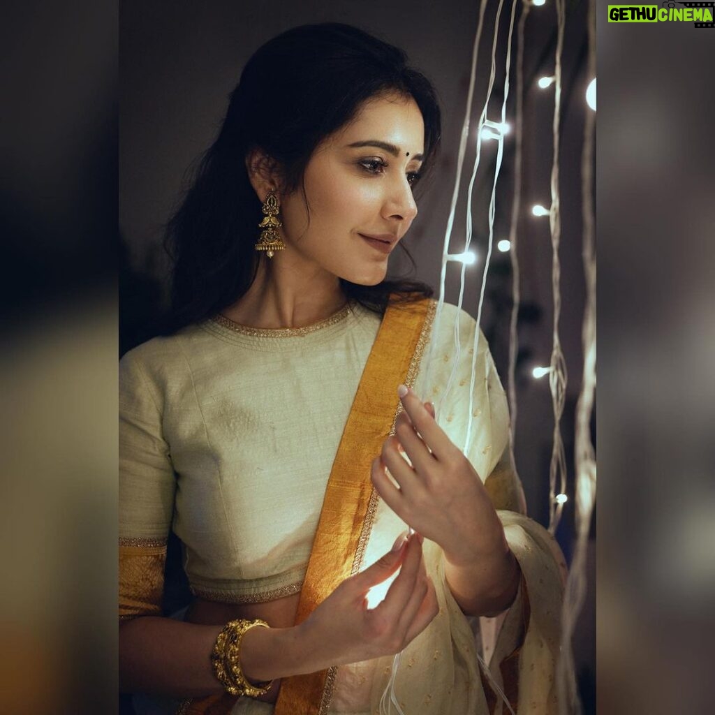 Raashi Khanna Instagram - May the radiant glow of the lights and diyas illuminate your life with love and warmth.! Wish you and your loved ones prosperity and happiness this Diwali..! 💫🪔