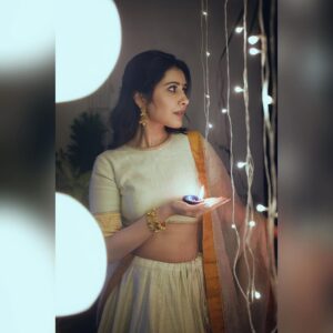 Raashi Khanna Instagram - May the radiant glow of the lights and diyas illuminate your life with love and warmth.! Wish you and your loved ones prosperity and happiness this Diwali..! 💫🪔