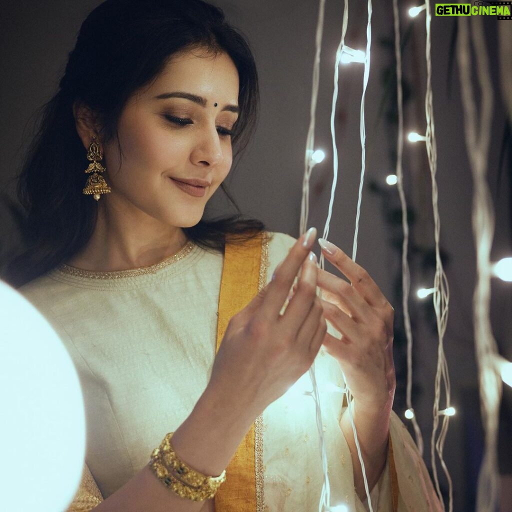 Raashi Khanna Instagram - May the radiant glow of the lights and diyas illuminate your life with love and warmth.! Wish you and your loved ones prosperity and happiness this Diwali..! 💫🪔