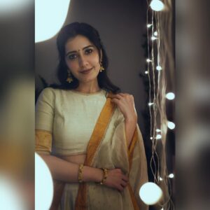 Raashi Khanna Instagram - May the radiant glow of the lights and diyas illuminate your life with love and warmth.! Wish you and your loved ones prosperity and happiness this Diwali..! 💫🪔